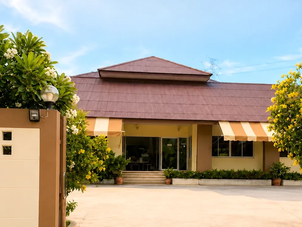 อาคารอ้อมกอด Nursing Home สาขาบางบัวทอง นนทบุรี (ภาพถ่ายจริง) | Omkod Nursing Home Bang Bua Thong