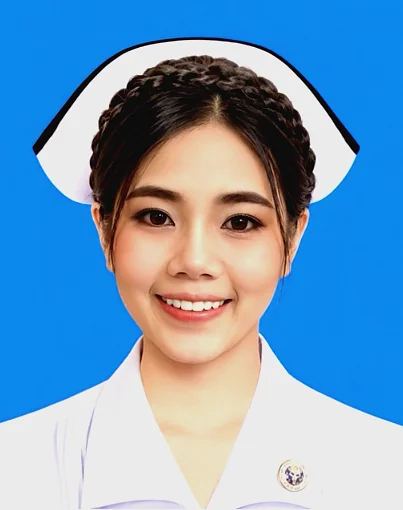 พว.กรกมล ซ้ายขวา พยาบาลวิชาชีพ ผู้จัดการฝ่ายการพยาบาล อ้อมกอด เนอสซิ่งโฮม บางบัวทอง